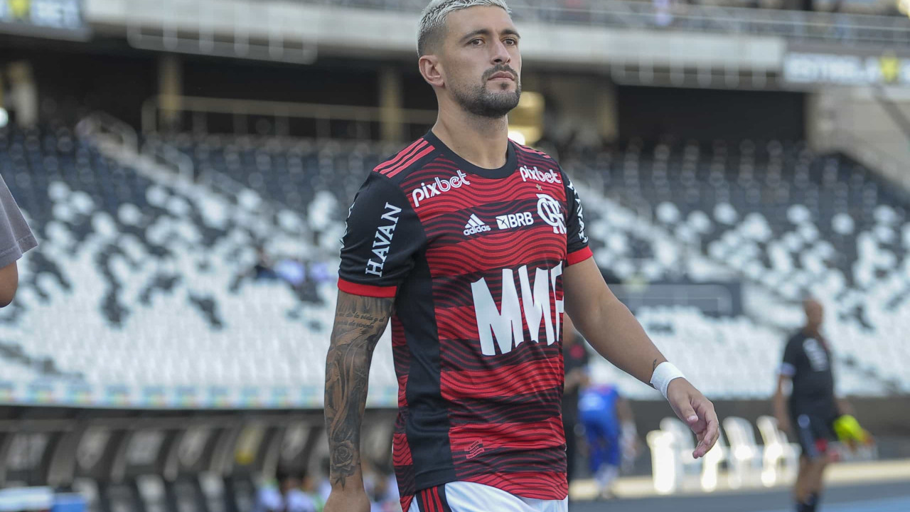 Arrascaeta vê Gabi obcecado por gols e brinca com contrato vitalício no Flamengo