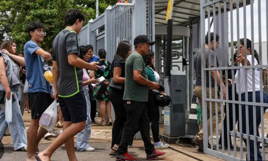 Segundo dia do Enem em Aracaju: candidatos enfrentam calor para fazer as provas de matemática e ciências da natureza